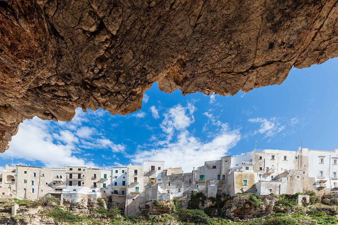 Blick auf typische weiße Häuser des alten Dorfes auf den Felsen gehockt Polignano a Mare Provinz Bari Apulien Italien Europa