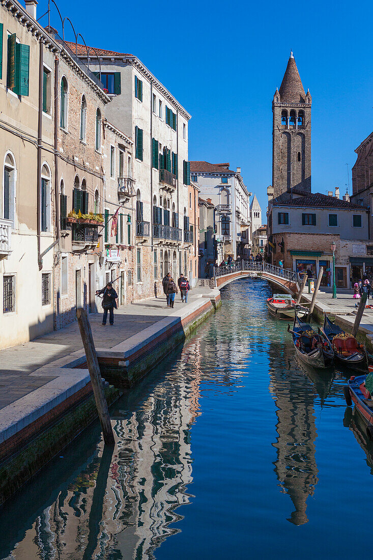 Touristen in den alten Gassen umgeben von dem typischen Kanal Venedig Venetien Italien Europa