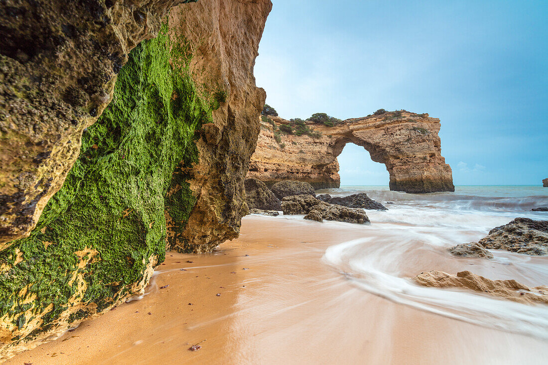 Wellen auf dem Sandstrand, umgeben von Klippen Albandeira Lagoa Gemeinde Algarve Portugal Europa
