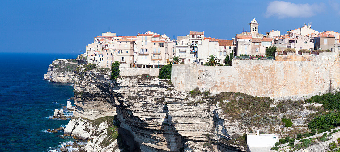 Panorama der mittelalterlichen Altstadt und Festung thront oben auf Klippen umrahmt von der blauen Meer Bonifacio Korsika Frankreich Europa