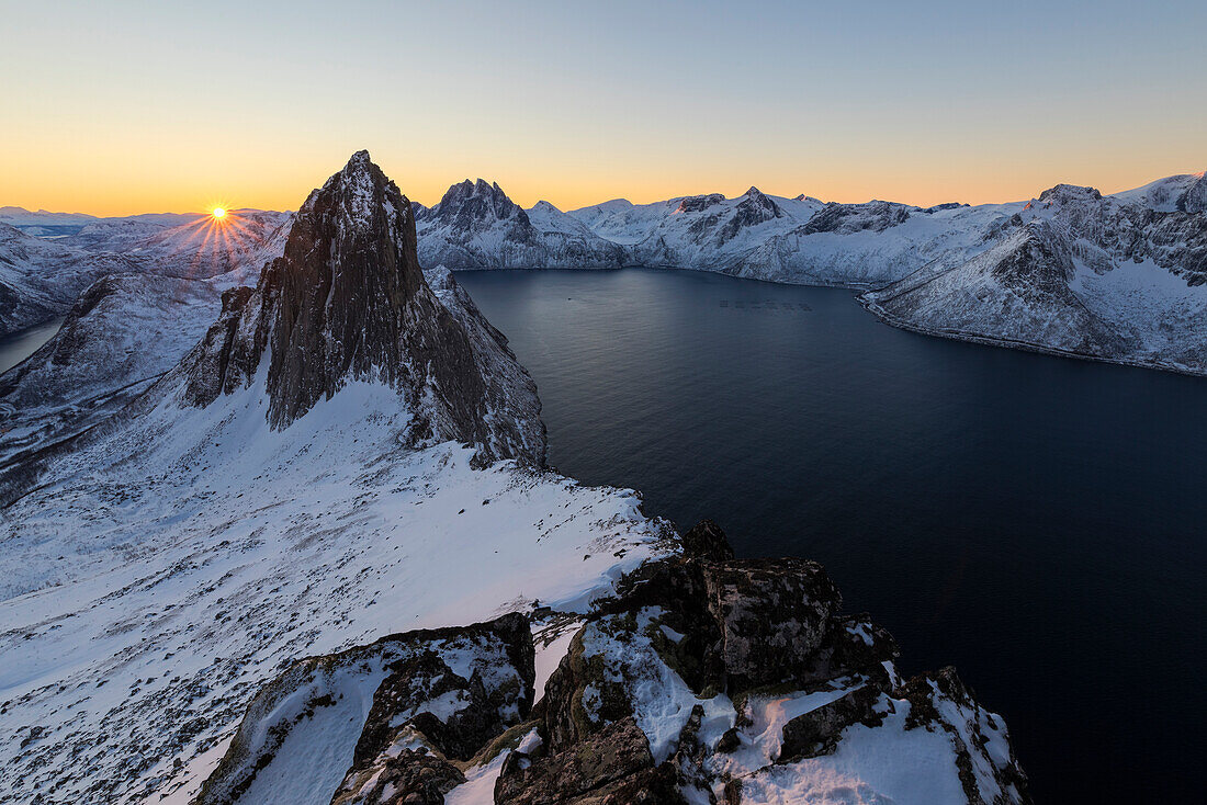 Blick auf den Berg Segla und das gefrorene Meer entlang der Mefjorden von der Spitze Hesten im Morgengrauen Senja Norwegen Europa