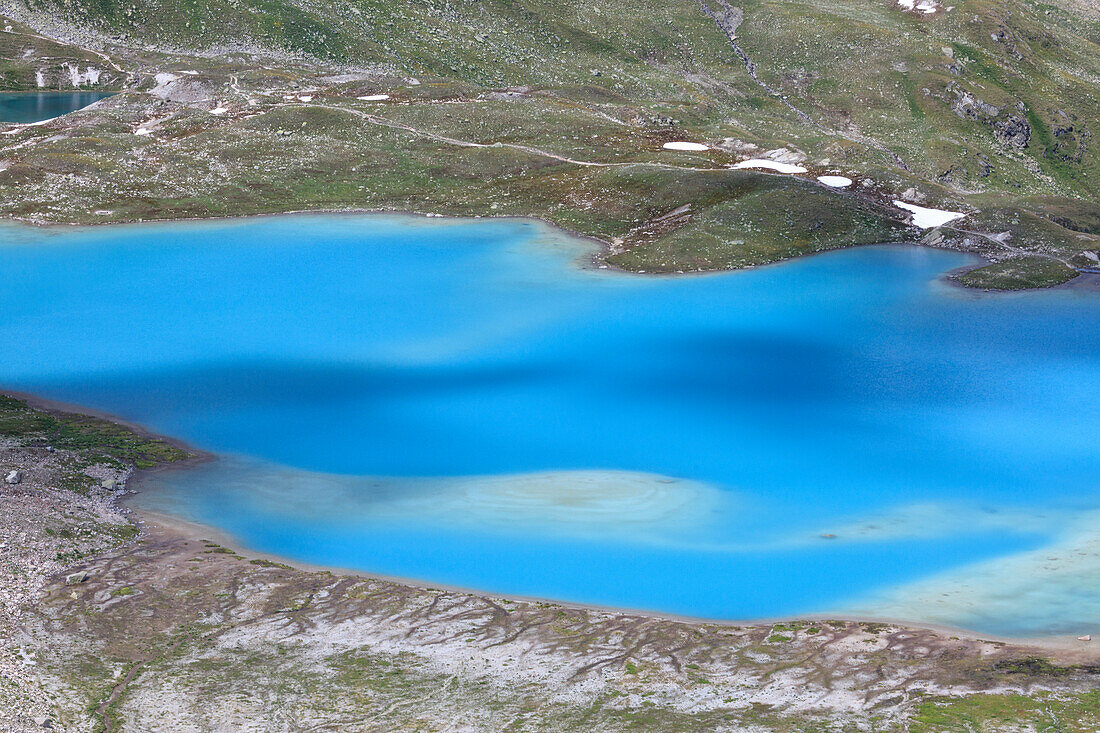 Sommeransicht des türkisblauen Sees umrahmt von Felsen Joriseen Jörifless Pass Kanton Graubünden Engadin Schweiz Europa