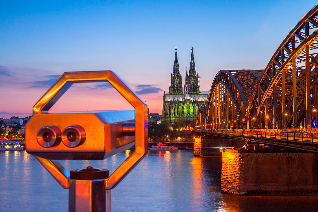 Hohenzollerbrücke über Rhein und Kölner Dom mit Fernglas in der Dämmerung in Köln Stadt, Kölner Stadt, Koln, Nordrhein-Westfalen, Deutschland, Europa