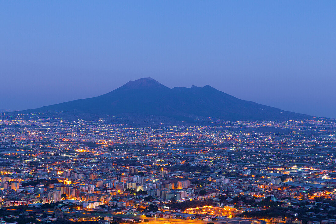 Vulkan in der Dämmerung, Europa, Italien, Kampanien, Neapel