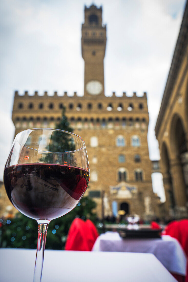 Florenz, Toskana, Italien, Ein Glas Rotwein und Palazzo Vecchio auf dem Hintergrund