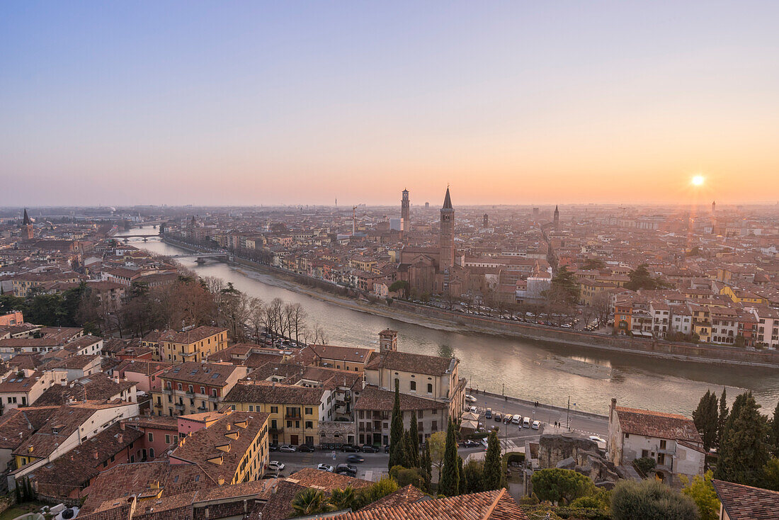 Verona, Venetien, Italien, Panoramablick auf Verona von Piazzale Castel San Pietro