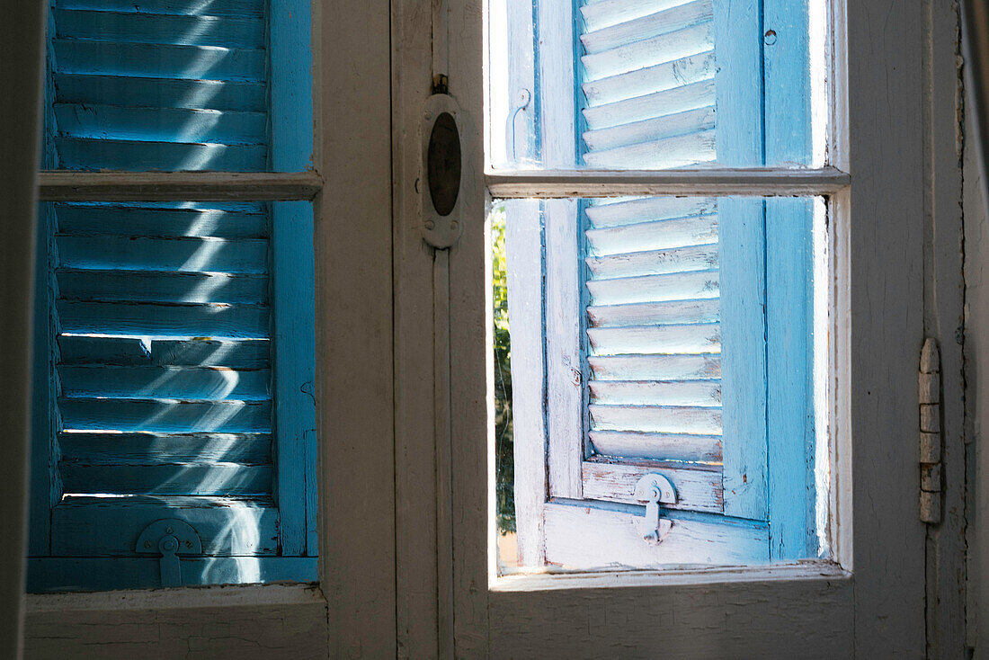Altes Vintage Fenster von innen mit blauen Fensterläden, Ligurien, Italien, Europa