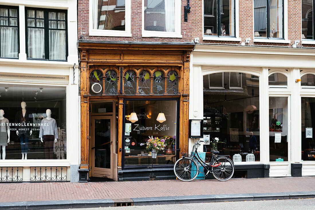 Cozy Cafe, Coffee and Cats, Delicious homemade Cakes, Zuivere Koffie, Utrechtsestraat 39, 1017 VH, 1017 VH, Central Canal Ring, Amsterdam, Netherlands, Europe