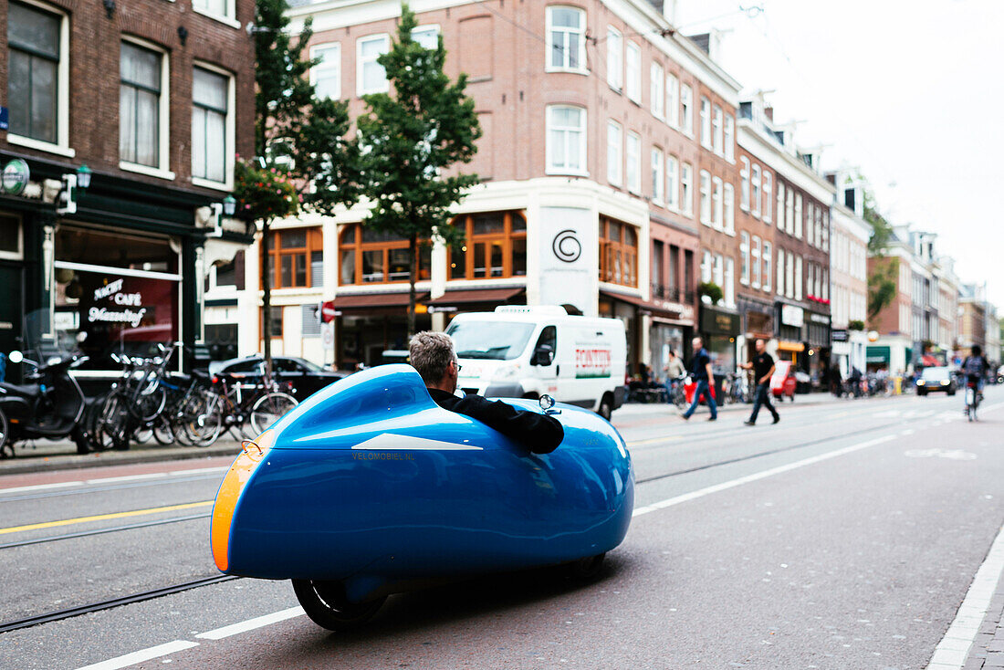Velomobil auf der Strasse im Trendviertel De Pijp, Amsterdam, Niederlande, Europa