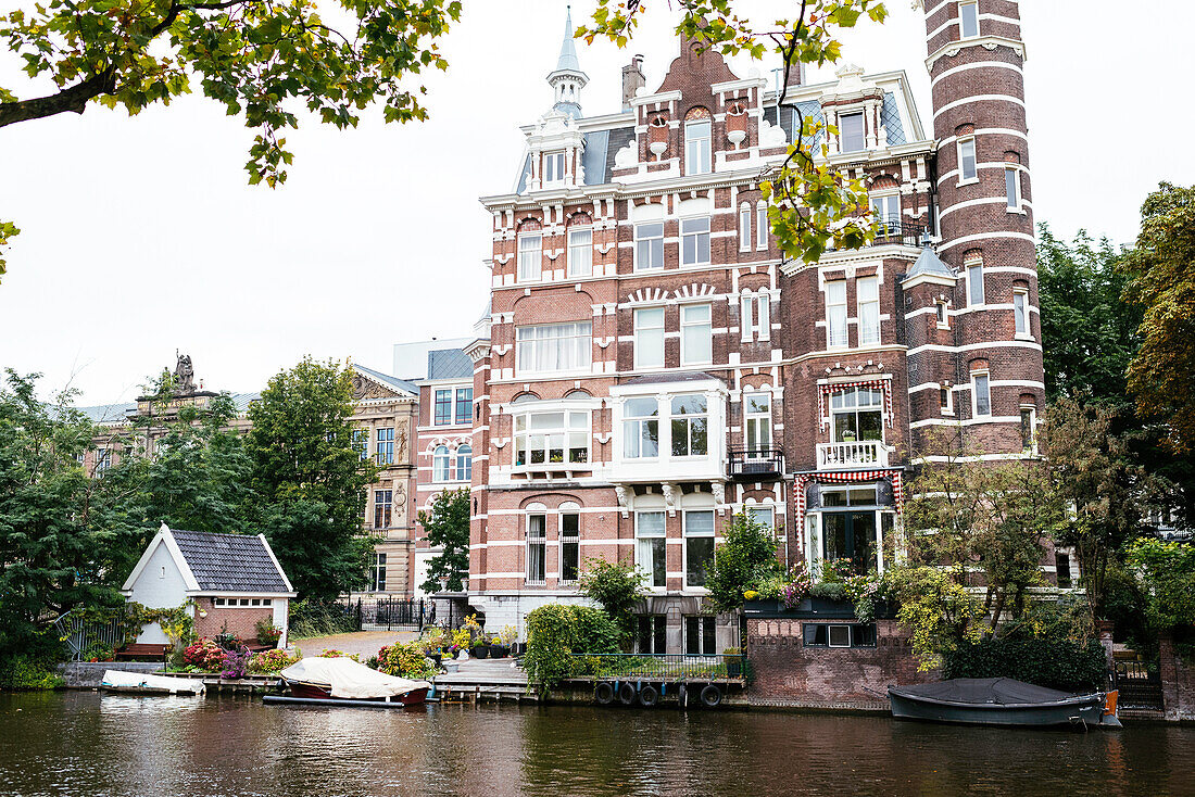 Schöne holländische Ziegelarchitektur, Haus am Kanal, Amsterdam, Niederlande, Europa