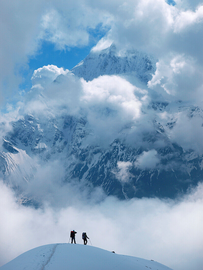 Mountaineers during their ascent of Manaslu. This mountain in the Nepal Himalayas is 8163 meter high and one of the 14 eight thousand meter peaks of the world.