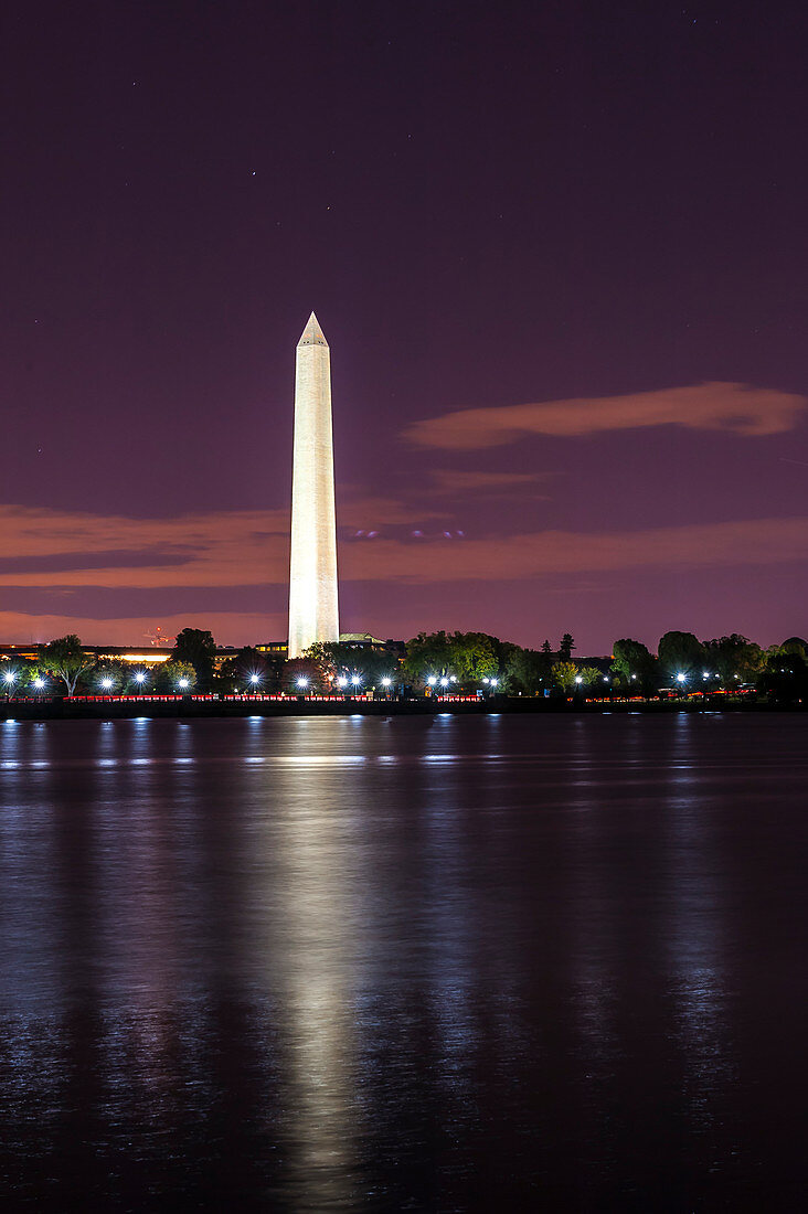 Das Washington Monument beleuchtet während der Nacht in Washington DC