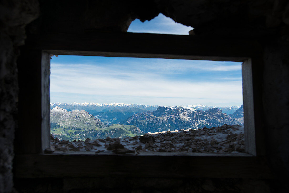 Blick auf die A-Gebirge durch einen Fensterrahmen bei Via Ferrata Ivano Dibona