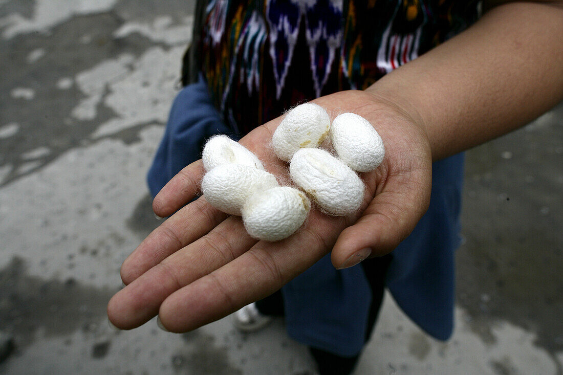Yodgorlik Silk Factory_Traditional methods of silk production