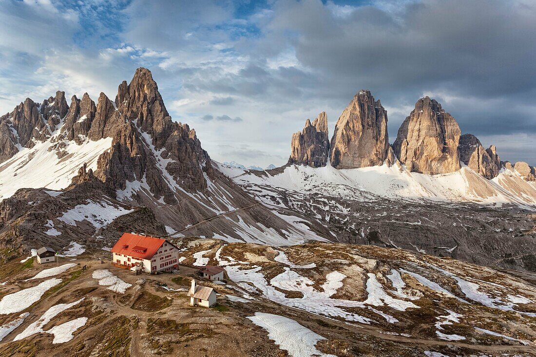 Europe, Italy, South Tyrol, Bolzano Paterno, Tre Cime di Lavaredo and the Locatelli hut, in the Dolomites at the border between South Tyrol and the Province of Belluno