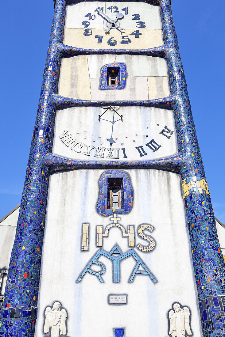 Blick von der Straße auf Hundertwasserkirche in Bärnbach, Steiermark, Österreich, Europa