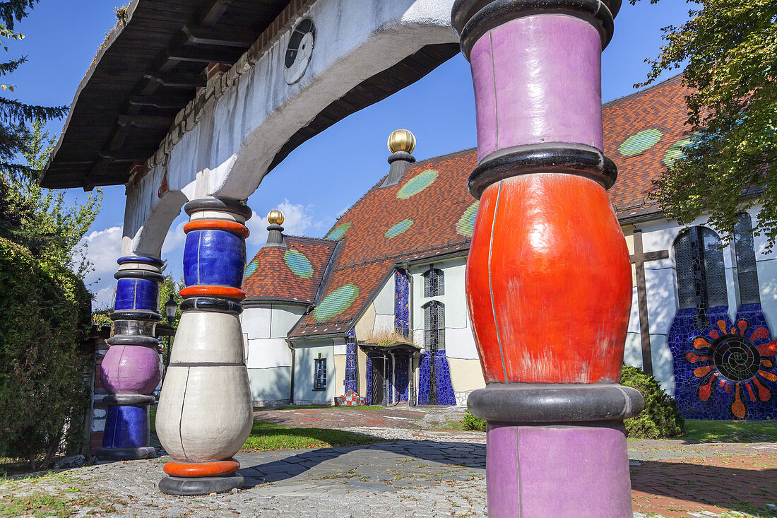 Blick von der Straße auf Hundertwasserkirche in Bärnbach, Steiermark, Österreich, Europa