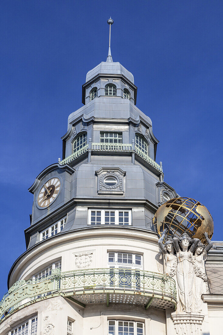 Figurengruppe mit Globus am Palais des Beaux Arts, Weißgerberviertel, Wien, Ostösterreich, Österreich, Europa
