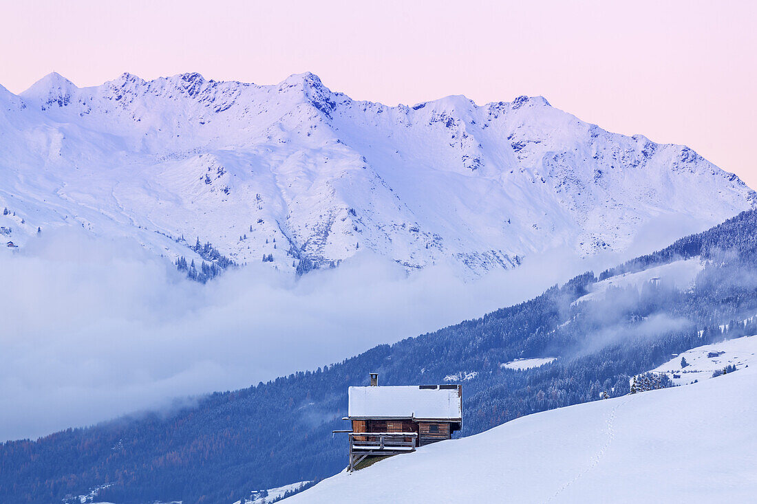 Alm unterhalb des Gerlossteins in den Zillertaler Alpen mit Blick auf die Kitzbühler Alpen, Hippach, Zell am Ziller, Österreich, Tirol, Europa