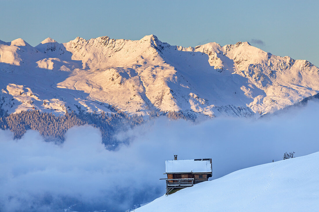 Alm unterhalb des Gerlossteins in den Zillertaler Alpen im Hintergrund die Kitzbüheler Alpen, Hippach, Zell am Ziller, Tirol, Österreich, Europa