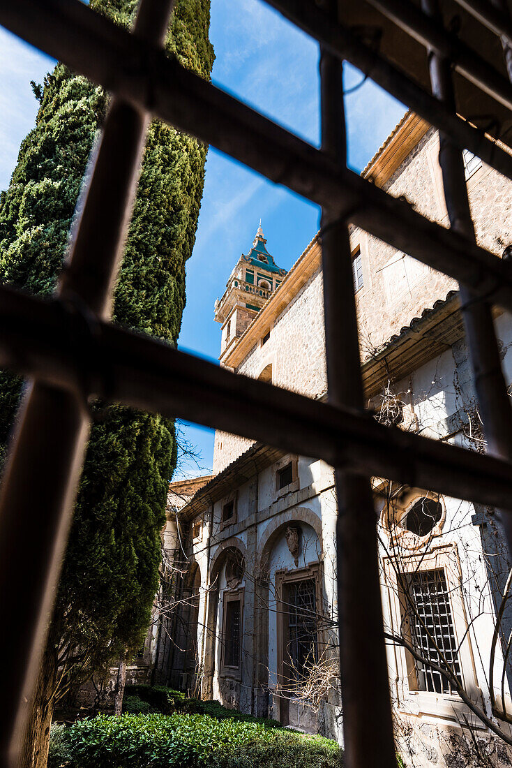 Der Innenhof mit Blick auf den Turm der Kartause von Valldemossa, ein ehemaliges Kloster, Valldemossa, Mallorca, Spanien