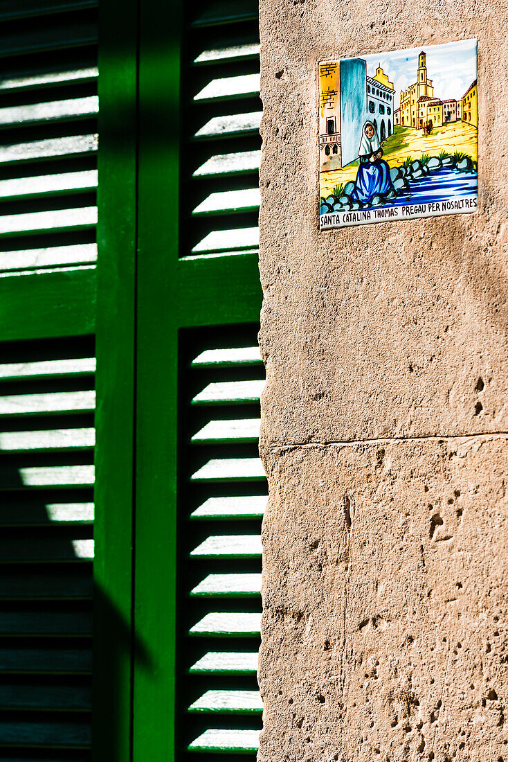 Neben vielen Haustüren findet man Kacheln mit Darstellungen aus dem Leben der Inselheiligen Catalina Thomás, Valldemossa, Mallorca, Spanien