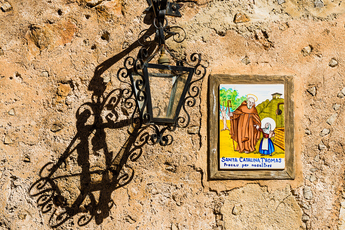 Neben vielen Haustüren findet man Kacheln mit Darstellungen aus dem Leben der Inselheiligen Catalina Thomás, Valldemossa, Mallorca, Spanien