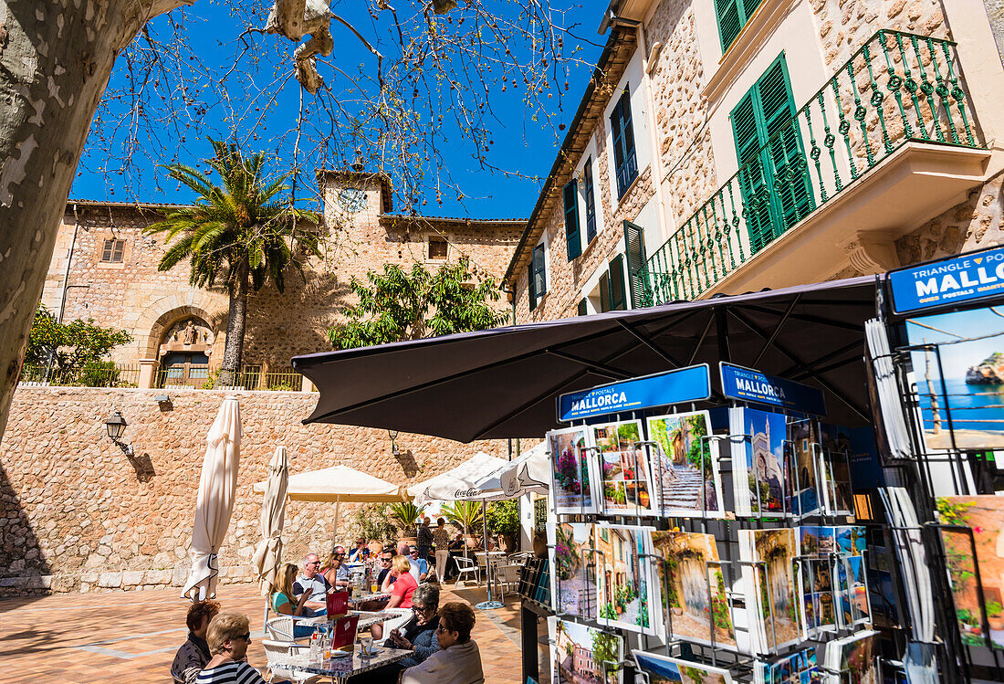 Die Dorfmitte mit Kirche im malerischen kleinen Bergdorf im Tramuntanagebirge, Fornalutx, Mallorca, Spanien