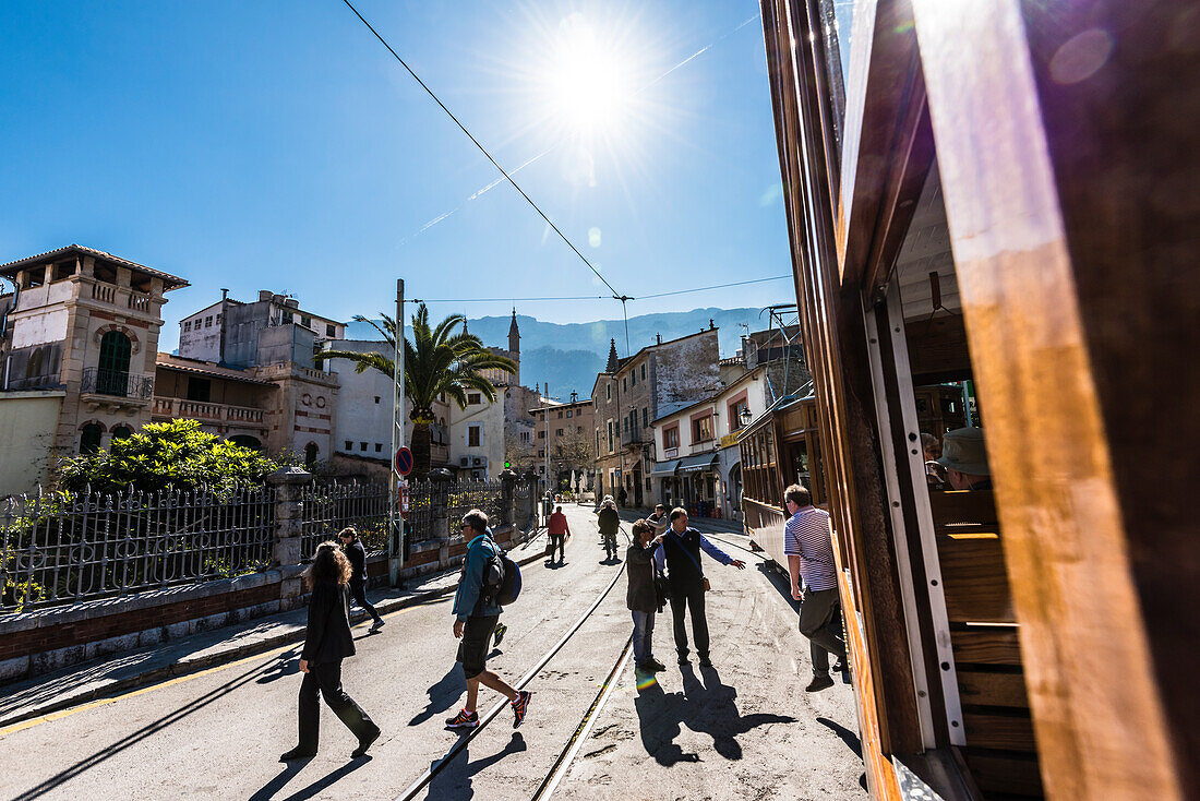 Blick aus der uralten Straßenbahn an einer Haltestelle in der Altstadt, Sóller, Mallorca, Spanien