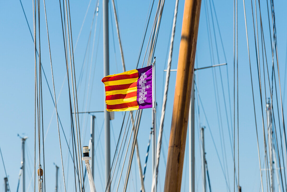 Die Flagge von Mallorca an einem Boot im Hafen, Palma de Mallorca, Mallorca, Spanien