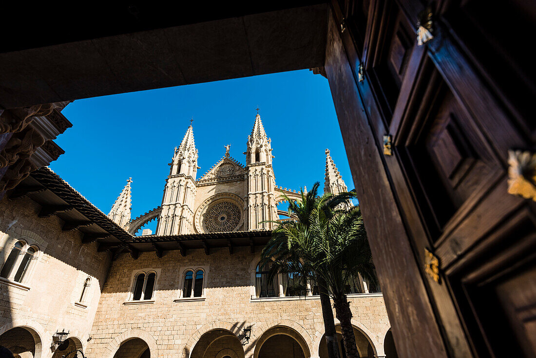 Blick aus dem Innenhof vom Königspalast La Almudaina auf die Kathedrale, Palma de Mallorca, Mallorca, Spanien