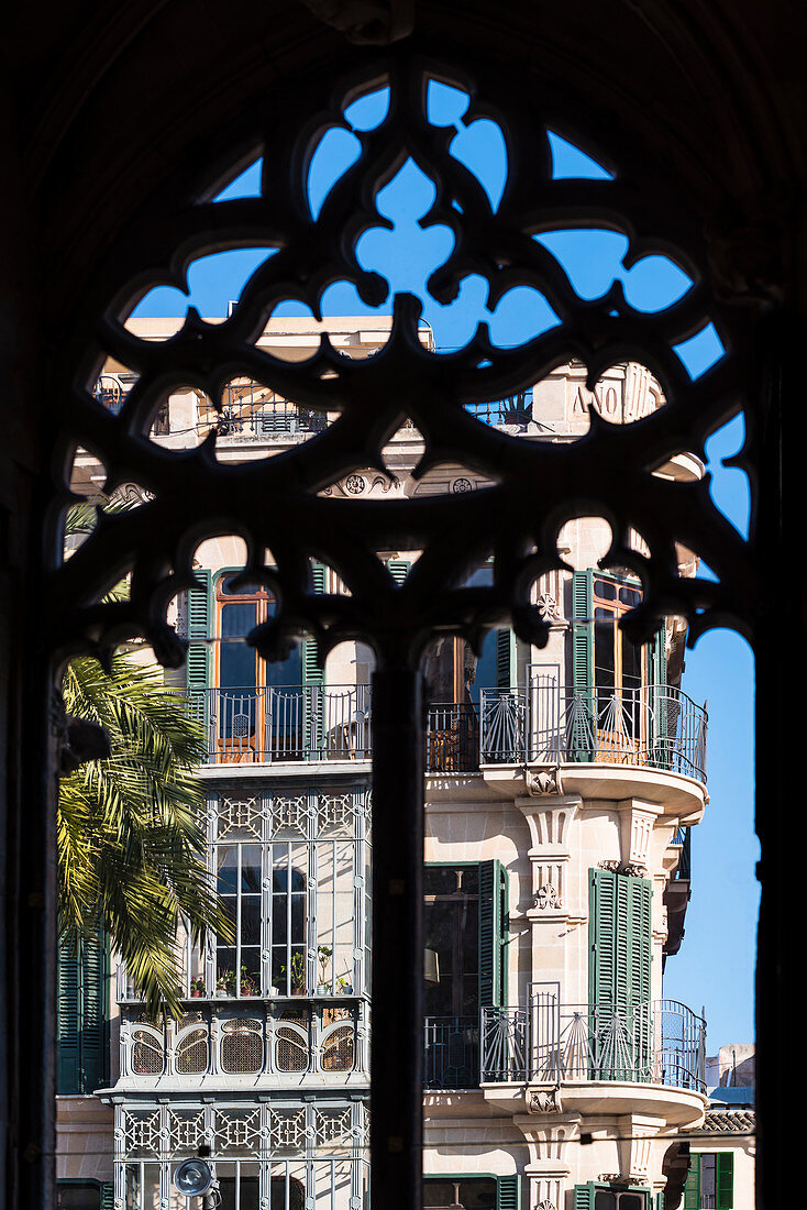 Blick aus dem Fenster des historischen Gebäudes Llotja dels Mercaders auf ein prachtvolles Haus in der Altstadt, Palma de Mallorca, Mallorca, Spanien