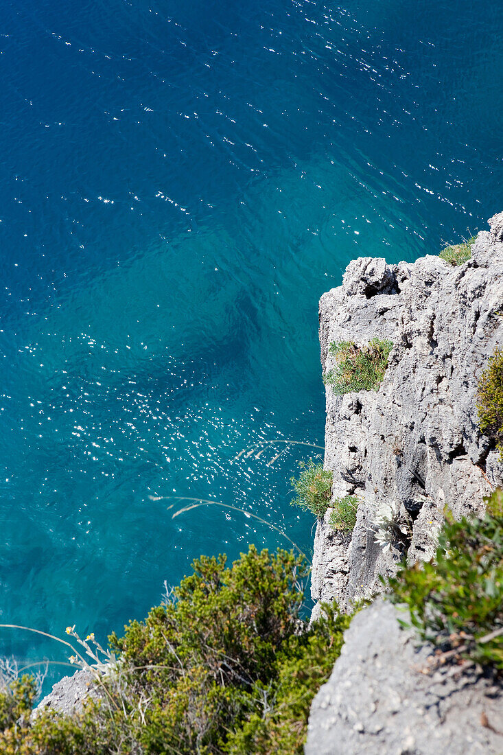 felsige Küste bei Sonnenschein, Dhermi, Albanische Riviera, Albanien