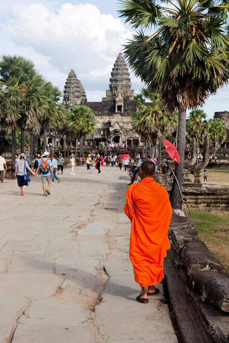 Buddhist monk between tourists, Angkor Wat, Sieam Reap, Cambodia