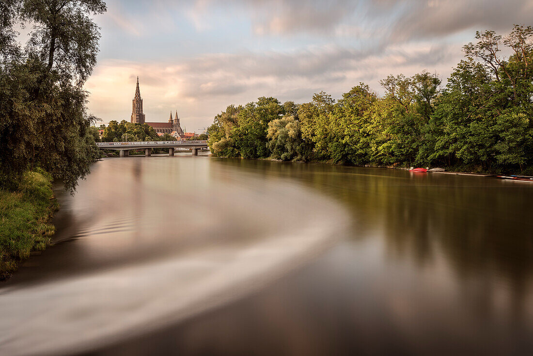 die Blau mündet in die Donau, Blick zum Ulmer Münster, Ulm, Baden-Württemberg, Deutschland, Langzeitbelichtung