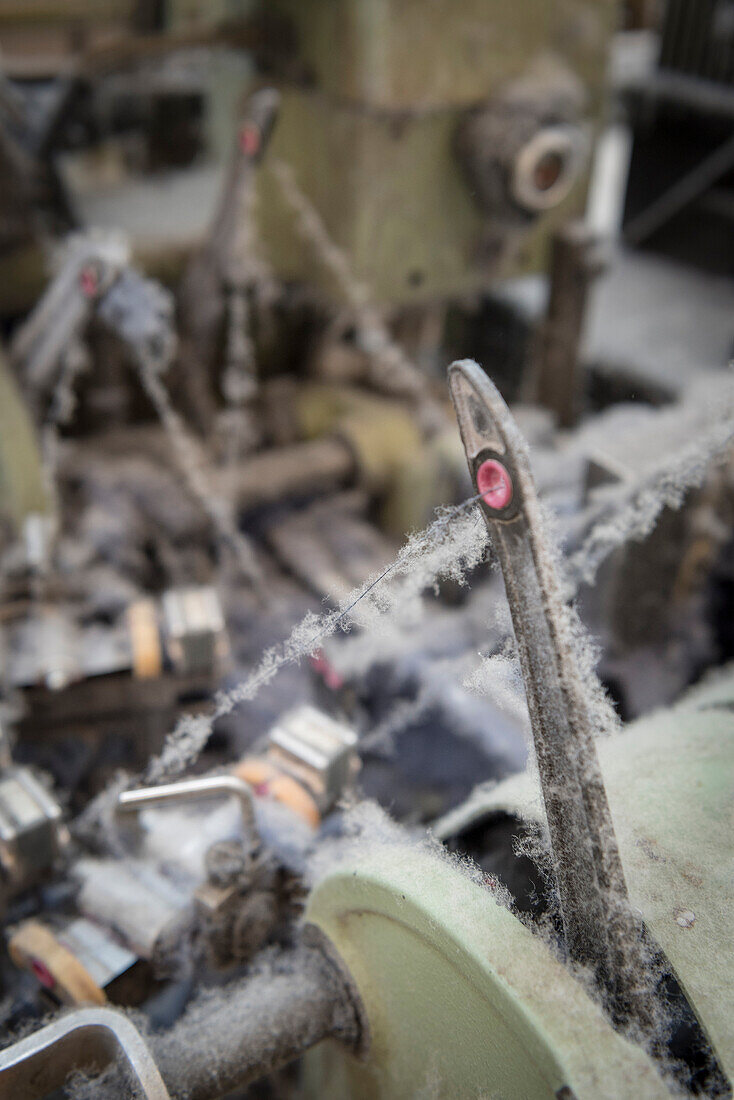 Baumwoll Reste hängen auf Maschine, Weberei, Vorarlberg, Österreich