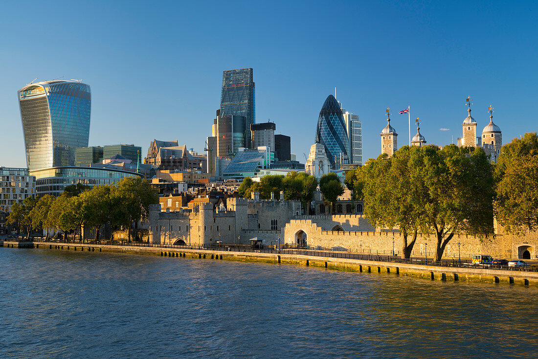 Blick auf den Finanzbezirk der Stadt London und den Tower of London, London, England, Großbritannien, Europa