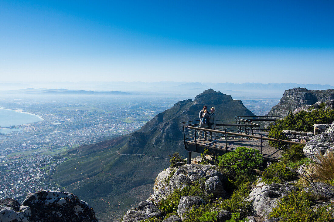 Familie, die den Blick vom Tafelberg über Kapstadt, Südafrika, Afrika genießt