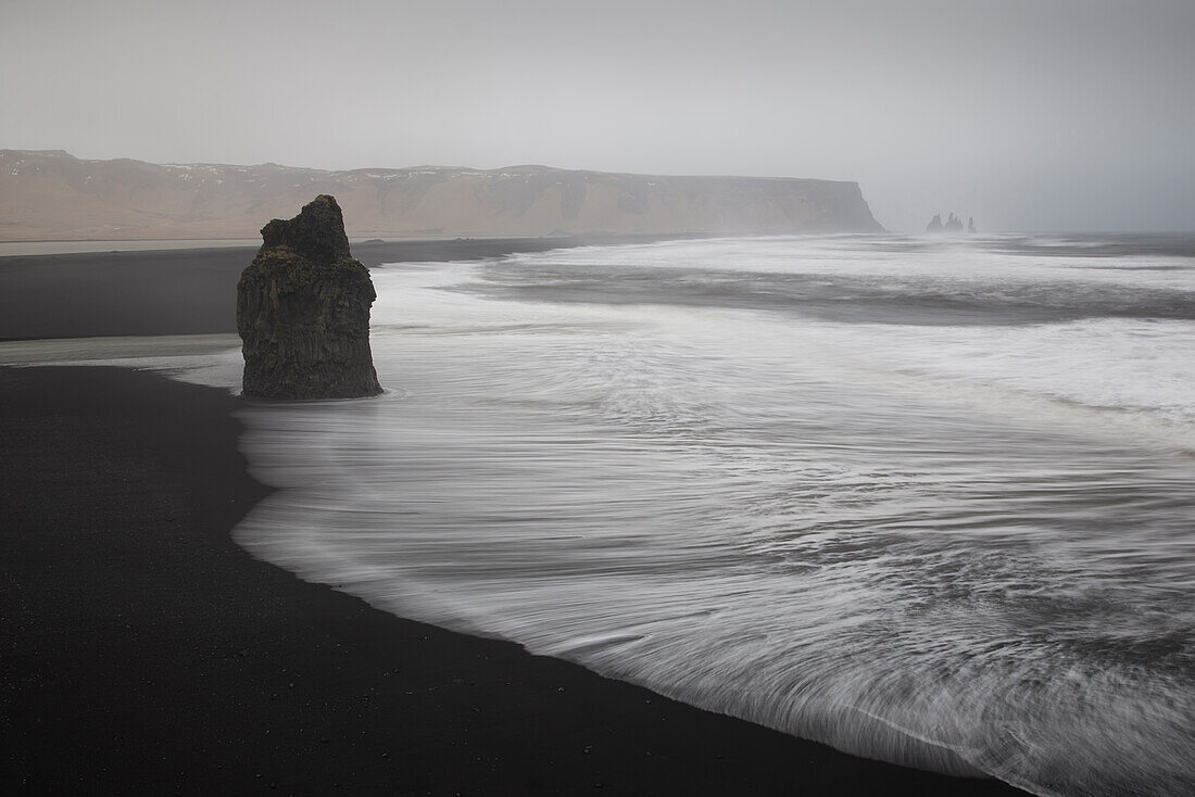 Reynisdrangar Basalt Felsen Säulen und schwarzen Sandstrand in Vik, Island, Polar Regionen