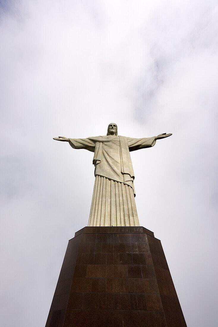 Niedriger Winkel Schuss der ikonischen Statue von Christus der Erlöser an einem bewölkten Tag, Rio de Janeiro, Brasilien, Südamerika