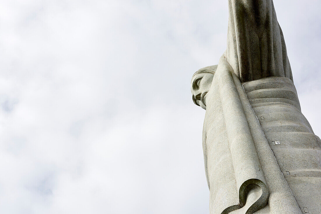 Niedriger Winkel abgeschnittener Schuss der ikonischen Statue von Christus der Erlöser an einem bewölkten Tag, Rio de Janeiro, Brasilien, Südamerika