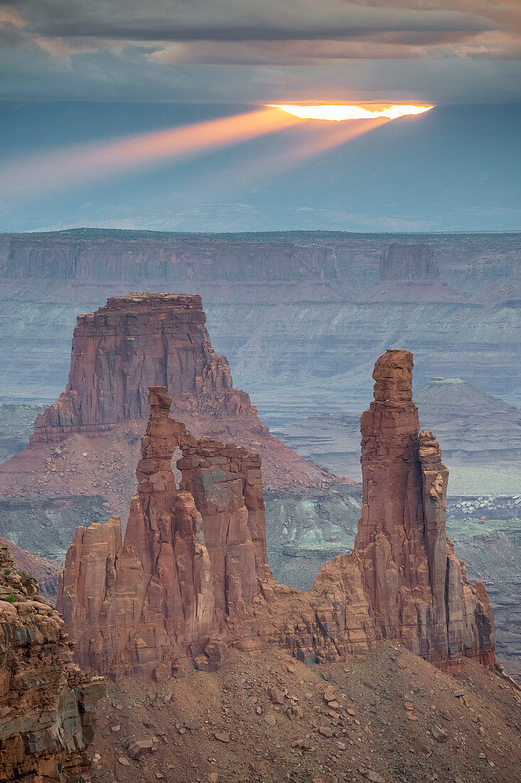 Bewölkter Sonnenaufgang im Canyonlands Nationalpark, Moab, Utah, Vereinigte Staaten von Amerika, Nordamerika