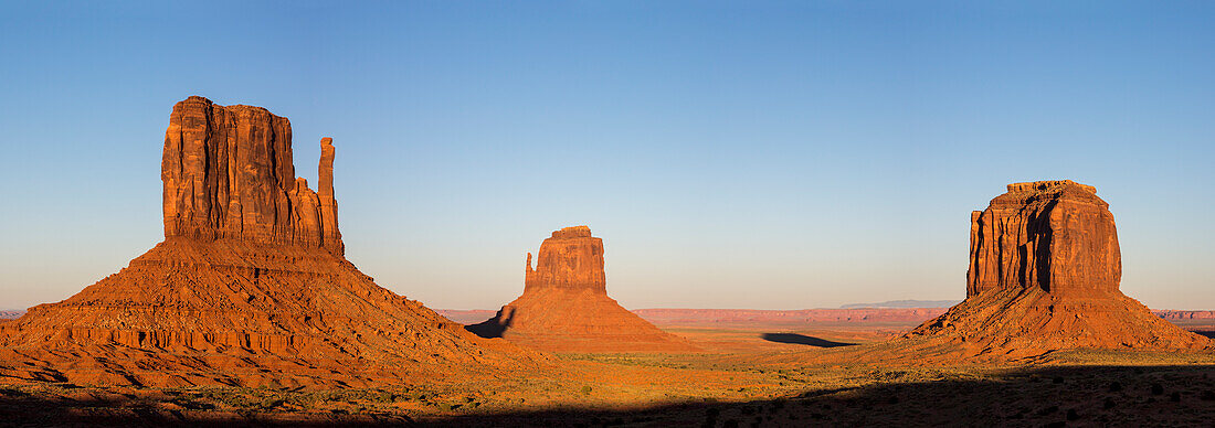 Monument Valley bei Sonnenuntergang, Navajo Tribal Park, Arizona, Vereinigte Staaten von Amerika, Nordamerika