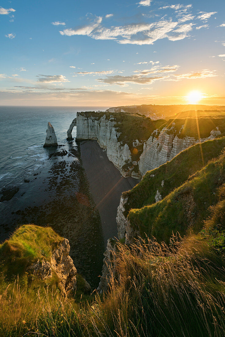 Sonnenstrahlen im Morgengrauen an den Klippen, Etretat, Normandie, Frankreich, Europa