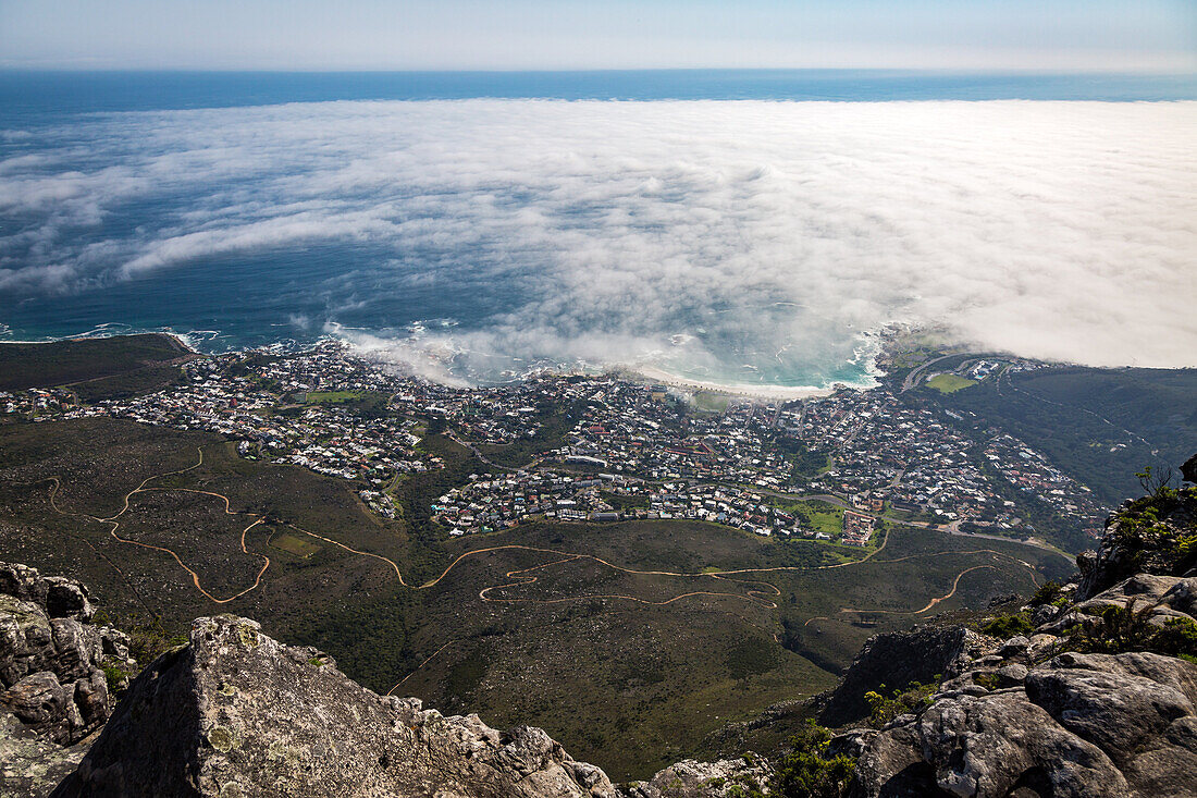 Die Aussicht vom Tafelberg über Camps Bay bedeckt in der niedrigen Wolke, Kapstadt, Südafrika, Afrika