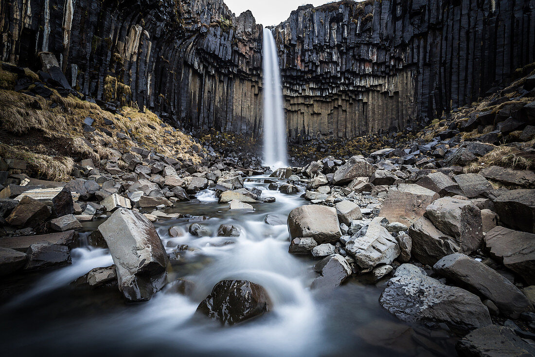 Svartifoss (Black Falls) in der Nähe von Skaftafell Gletscher, Island, Polar Regionen