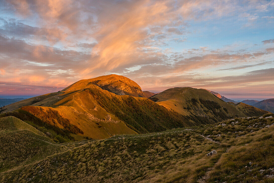 Mount Cucco bei Sonnenaufgang im Herbst, Umbrien, Apenninen, Italien, Europa