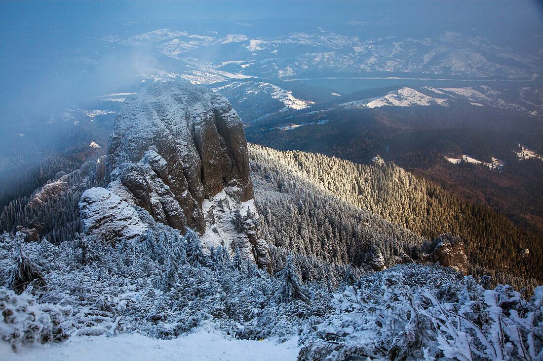 Nebelige Winterlandschaft im Ceahlaul-Massiv, Rumänien, Europa