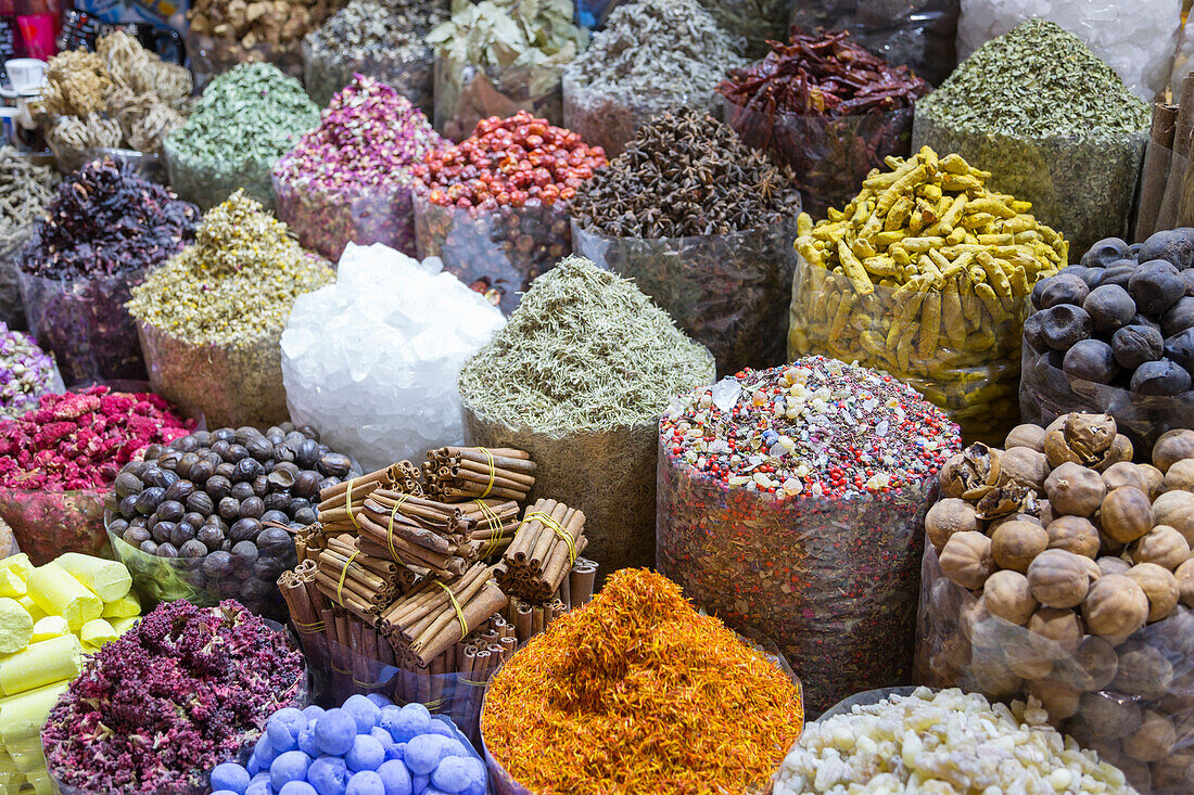 Blick auf bunte und exotische Gewürze, Spice Souk, Dubai, Vereinigte Arabische Emirate, Mittlerer Osten