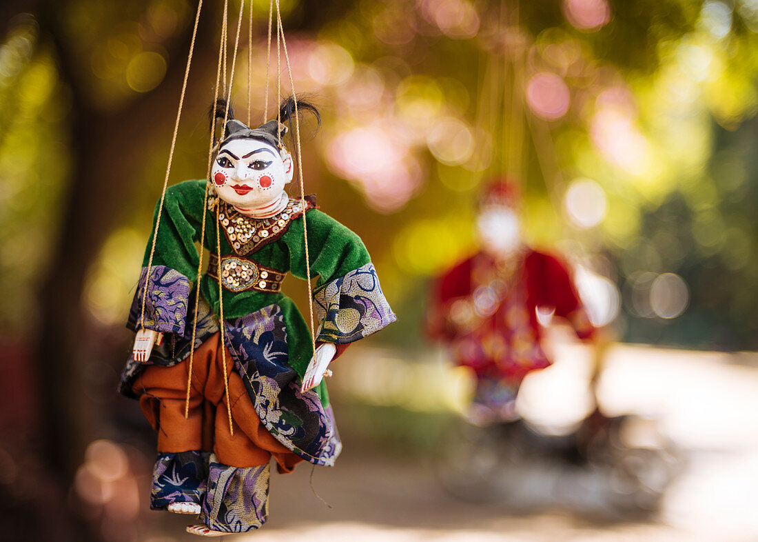 Traditionelle Puppen hängen vom Baum, Bagan (Pagan), Mandalay Region, Myanmar (Burma), Asien